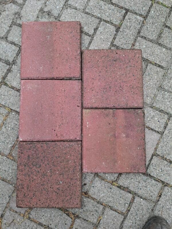 32m² 30x30 tegel rood, gebruikt, op pallet