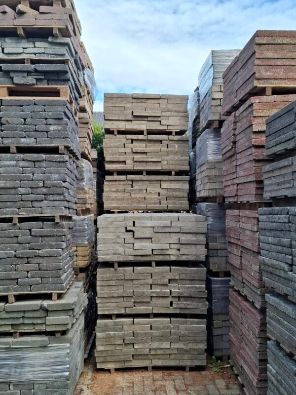 85m² 40x30 kleurvaste deklaag, gebruikt, op pallet - Afbeelding 2