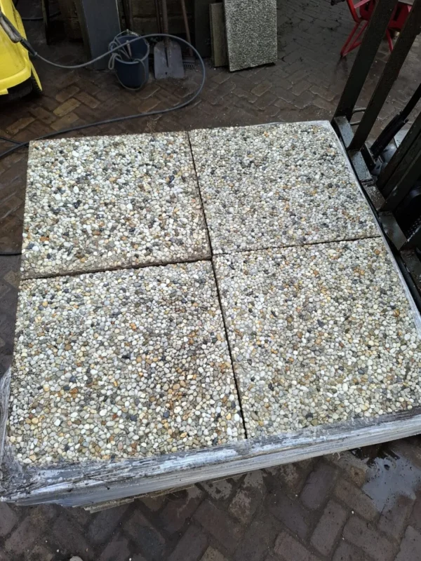 Grindtegel 50x50, gebruikt, op pallet