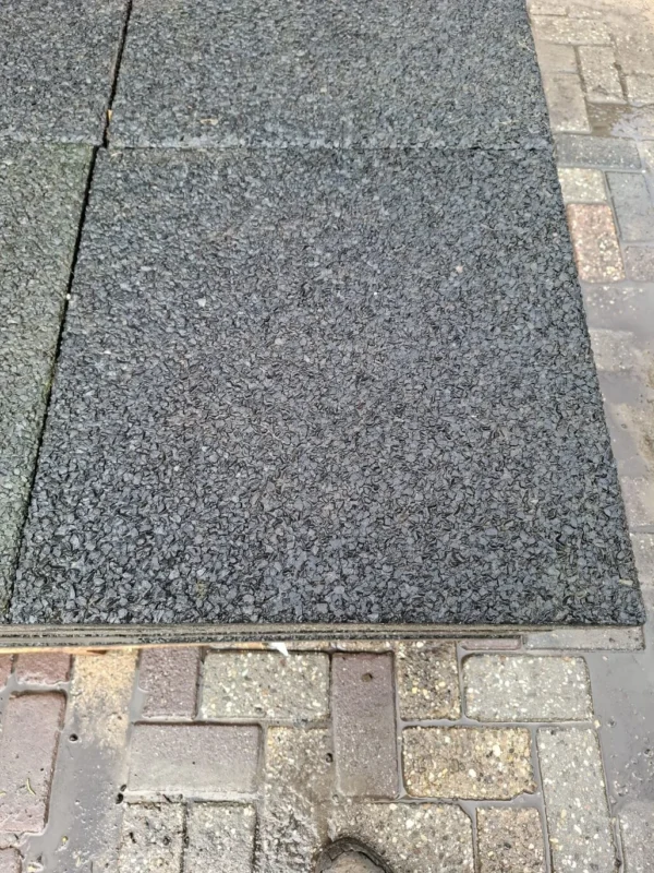 10m² 50x50 grind tegel zwart, kleurvaste deklaag