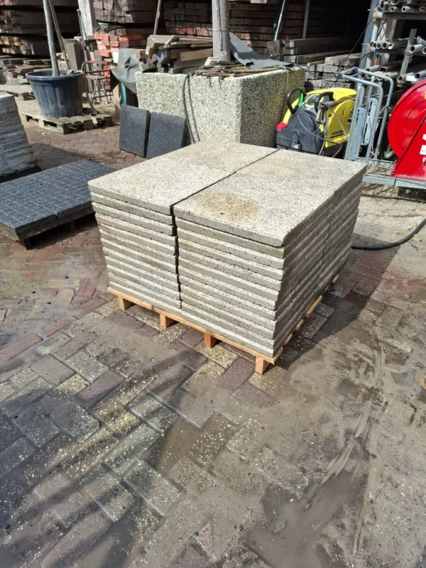 12m² 50x50 tegel, gebruikt, op pallet - Afbeelding 2