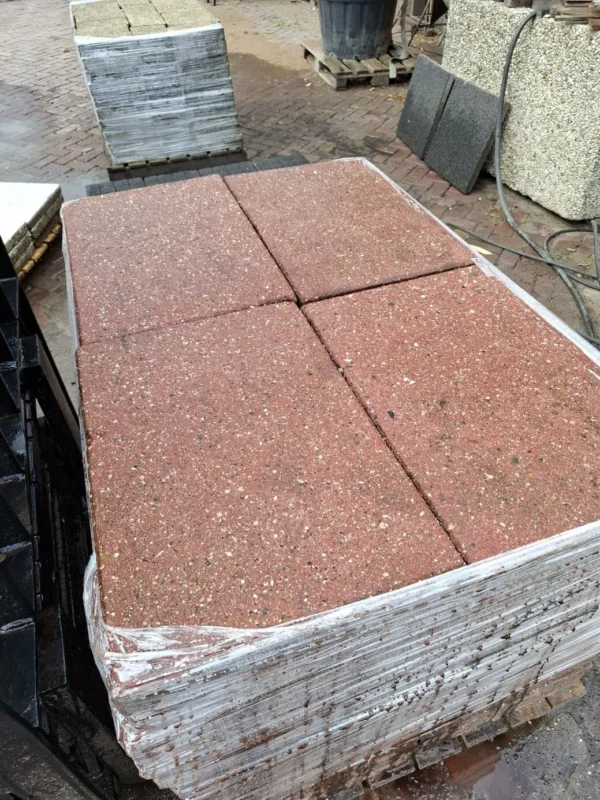 42m² 40x60 rood, gebruikt, op pallet