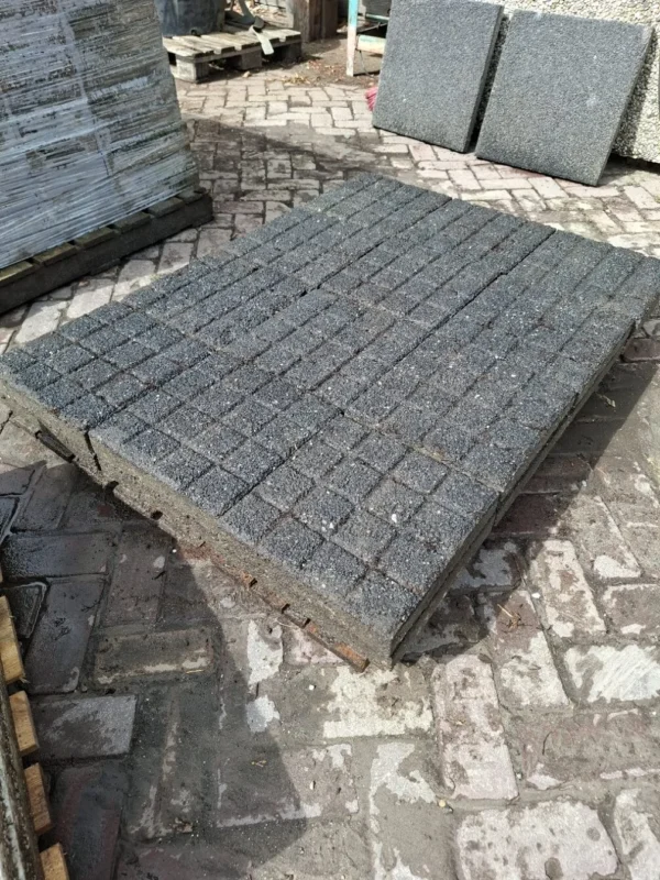 2m² gritruit tegel zwart, gebruikt, op pallet