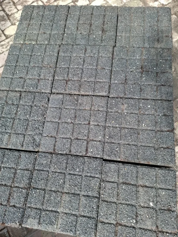 2m² gritruit tegel zwart, gebruikt, op pallet - Afbeelding 2