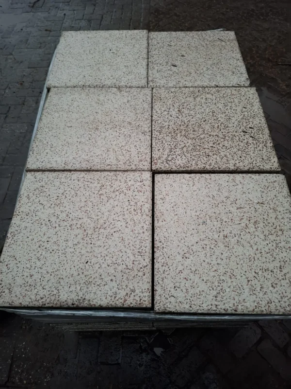 19m² 40x40 rood/wit, gebruikt, op pallet