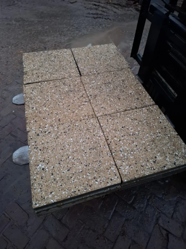 3m² 40x40 geel, gebruikt, op pallet