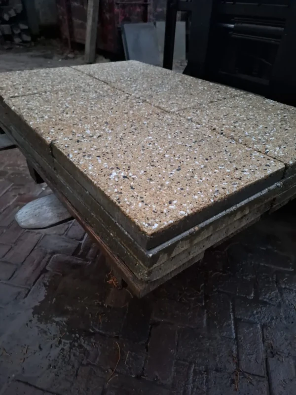 3m² 40x40 geel, gebruikt, op pallet - Afbeelding 2
