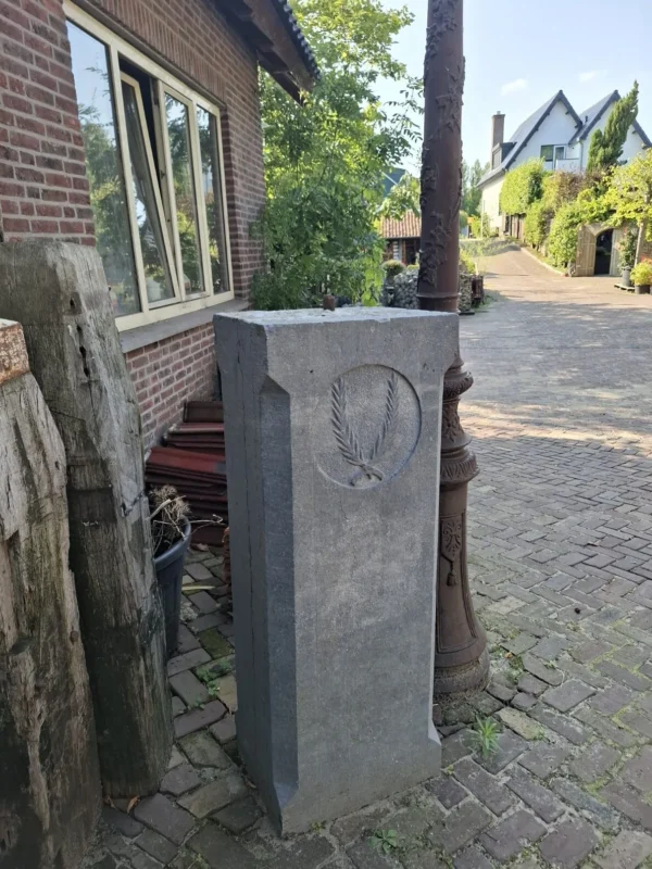 Antieke hardstenen zonnewijzer sokkel