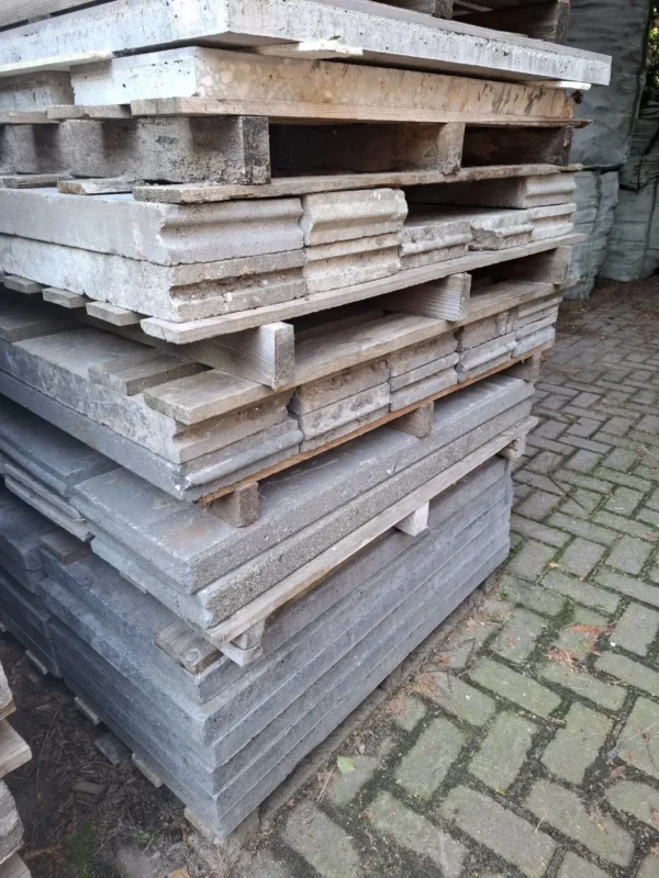Diverse maten gebruikte betonnen opsluit banden. - Afbeelding 2