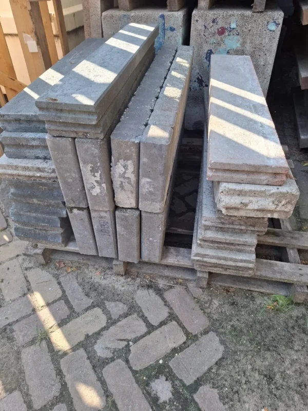 Diverse maten gebruikte betonnen opsluit banden. - Afbeelding 3