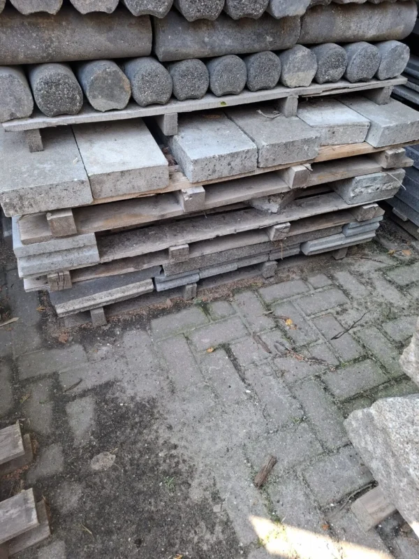 Diverse maten gebruikte betonnen opsluit banden. - Afbeelding 4