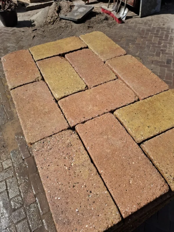 25m² 20x40, rood/geel, gebruikt, op pallet