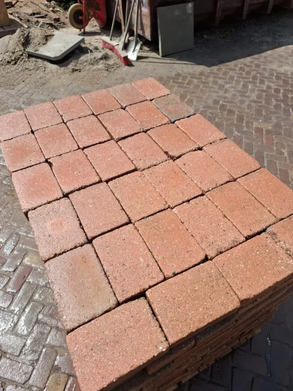 33m² 15x20, rood, gebruikt, op pallet