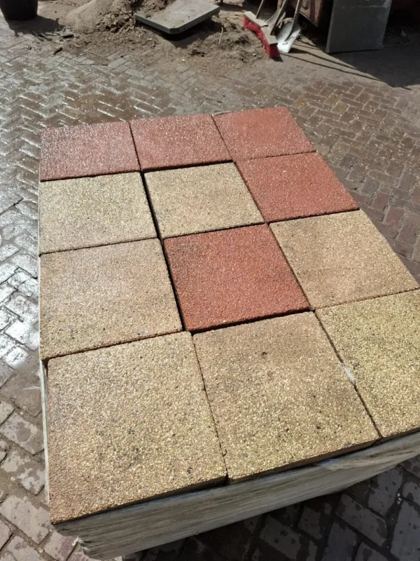 22m² 30x30, rood/geel, gebruikt, op pallet