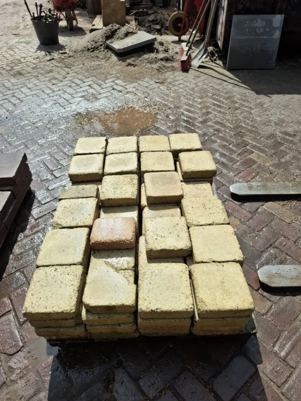 4m² 20x20, geel, gebruikt, op pallet