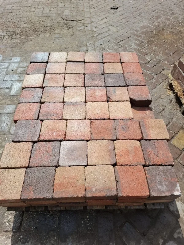 3m² 15x15, rood genuanc., gebruikt, op pallet