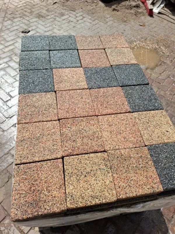 36m² 20x20, rood/zwart, gebruikt, op pallet