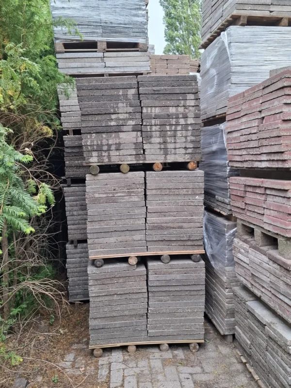 42m² 50x50 vlakke beton tegel, gebruikt, op pallet - Afbeelding 2