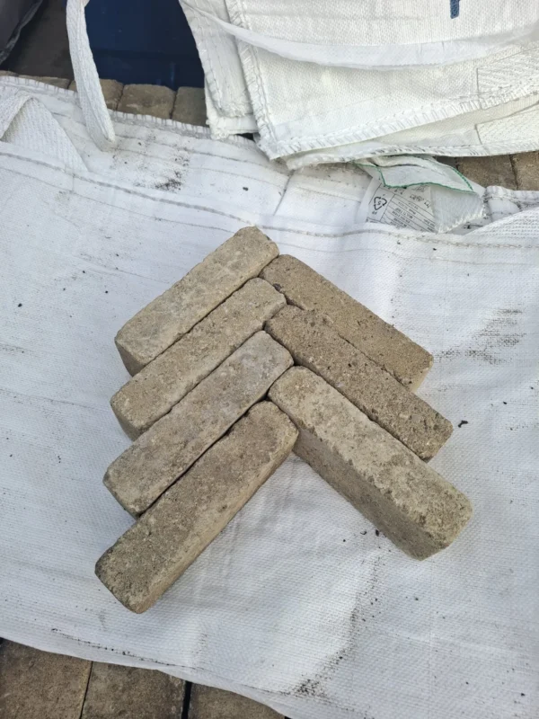 45m² beton waalformaat geel, gebruikt, op pallet