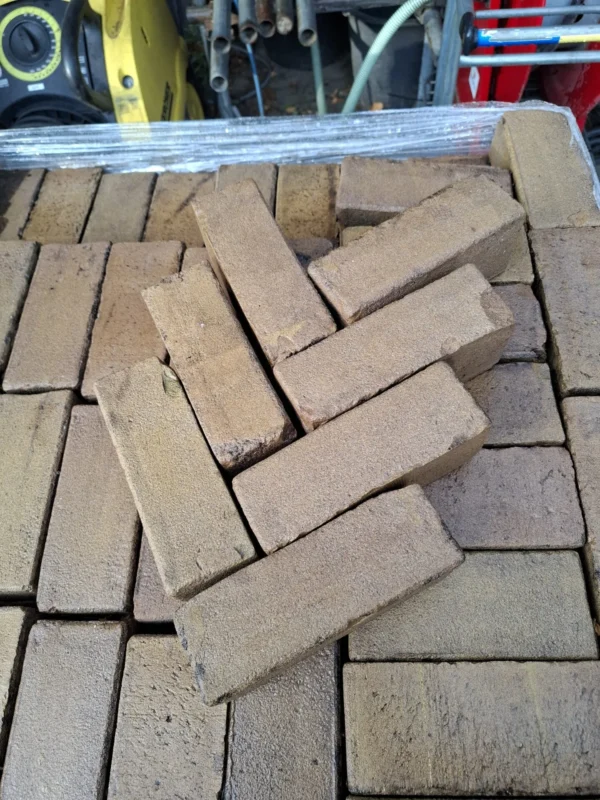 45m² gebakken dikformaat/7duimer, geel, op pallet
