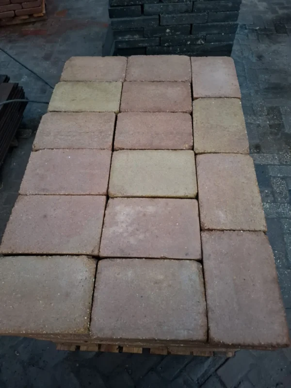 38m² 20x30 rood/geel, gebruikt, op pallet