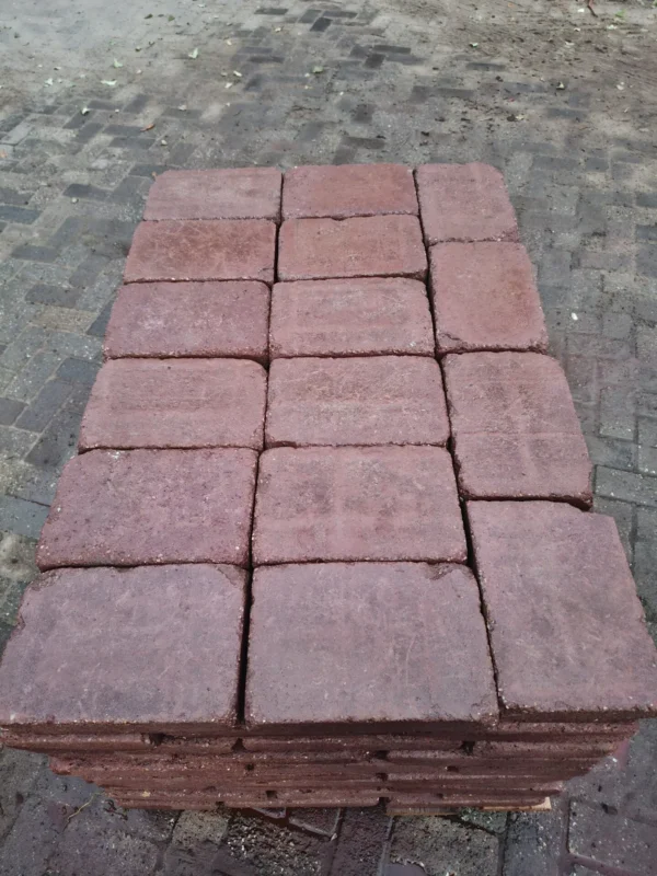 10m² 20x30 rood, gebruikt, op pallet