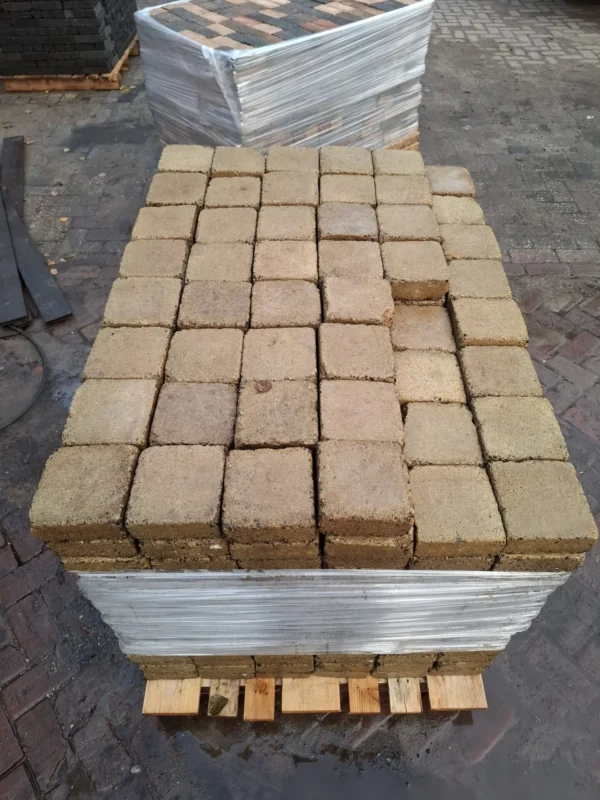 15m² 14x14 geel, gebruikt, op pallet